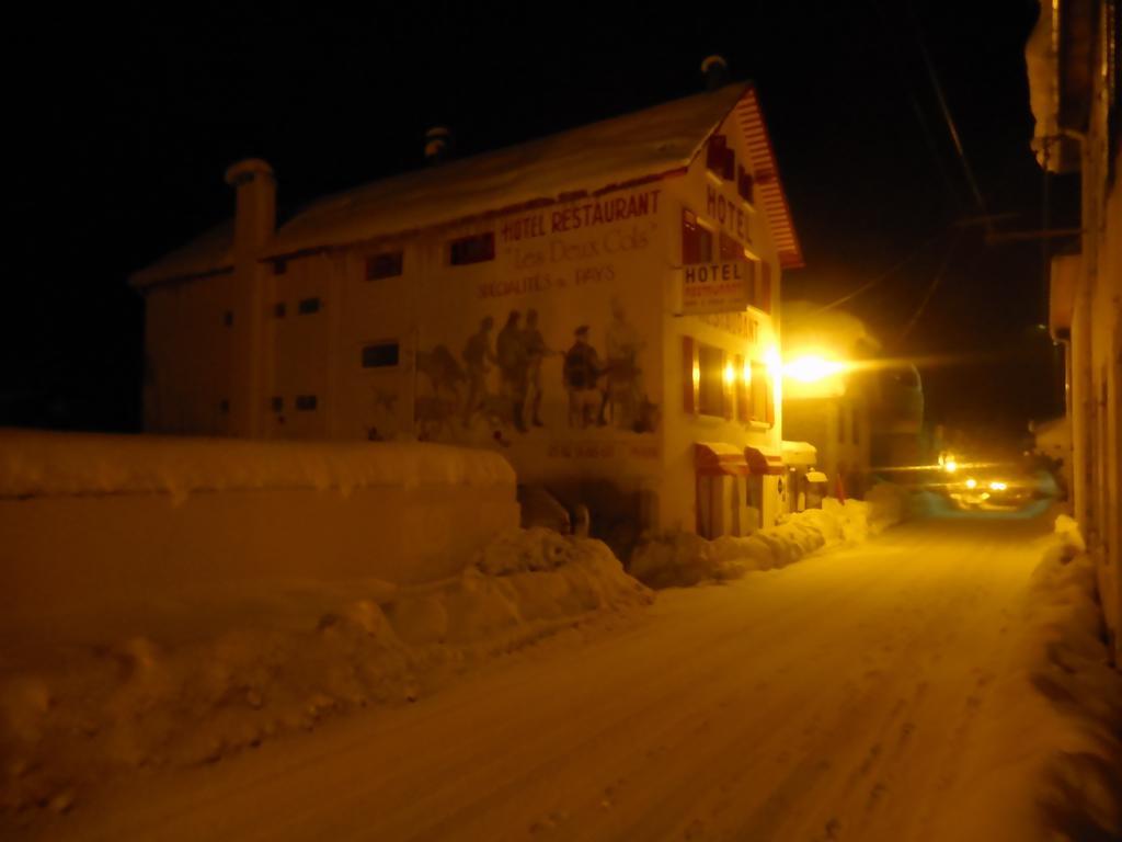 Hotel Les Deux Cols Sainte-Marie-de-Campan Exterior foto